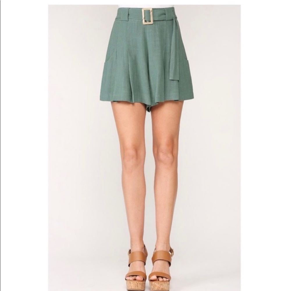 Washed and Pleated Linen and Cotton Blend Shorts with Pockets and Belt Detail - Picture 3 of 7